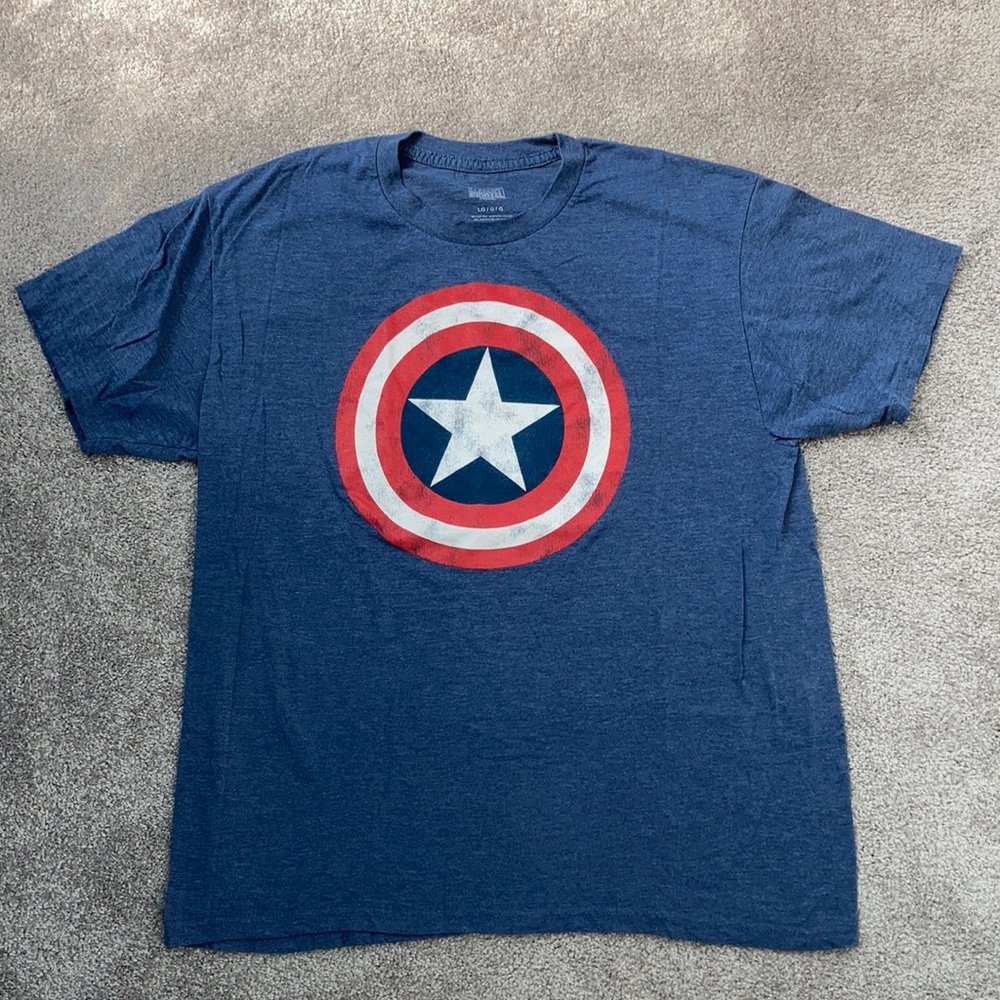 Captain America tshirt with distressed shield - size L